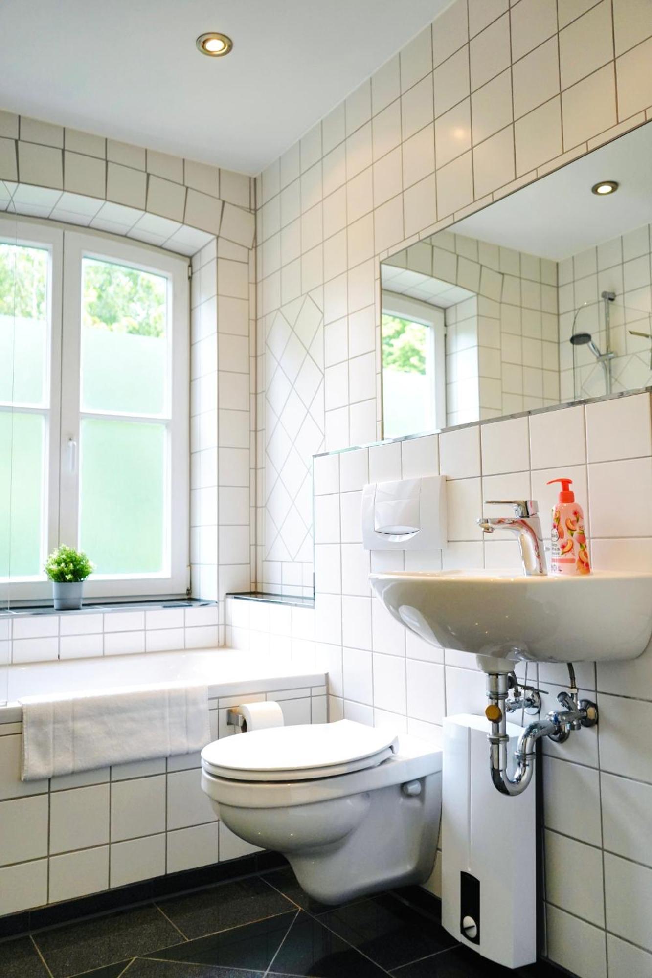 Stilvolles Apartment In Stadtnaehe-Parkplatz- 4 Personen- Balkon Wolfsburg Ngoại thất bức ảnh