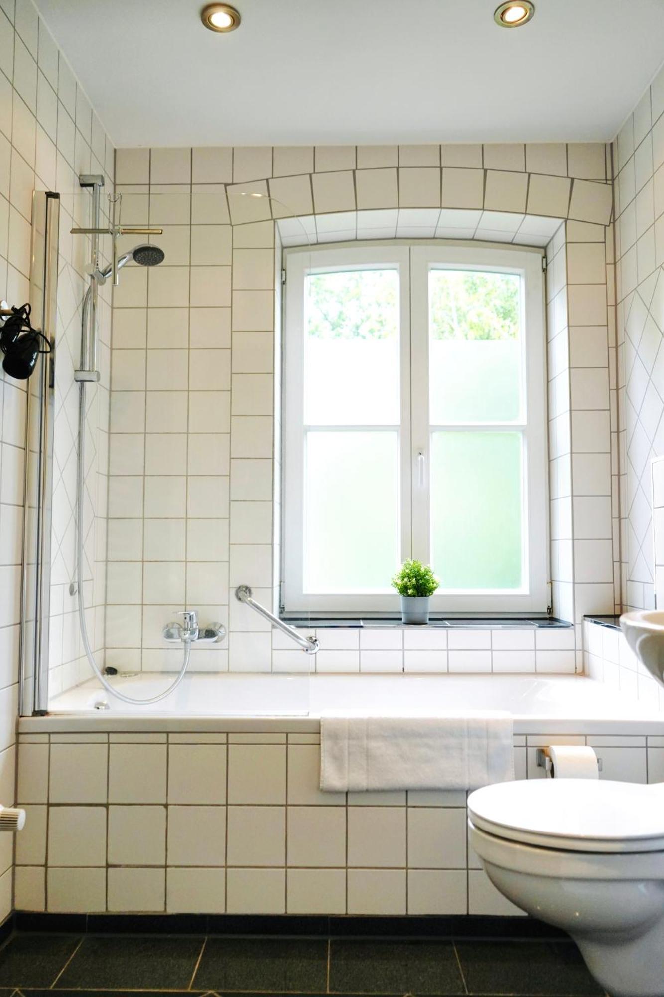 Stilvolles Apartment In Stadtnaehe-Parkplatz- 4 Personen- Balkon Wolfsburg Ngoại thất bức ảnh